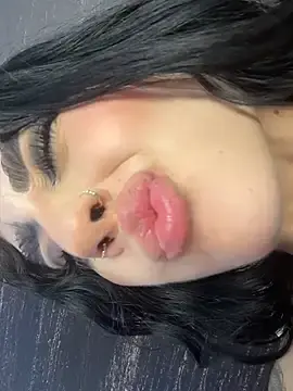 Stripchat Live Sex Cam of sharlot24