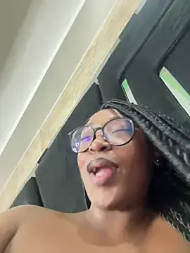 Stripchat Live Sex Cam of YallianaBrooks