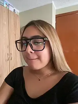 Stripchat Live Sex Cam of Miabonnett_