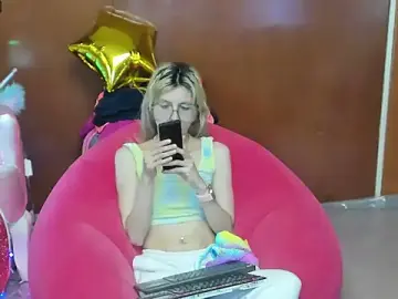 Stripchat Live Sex Cam of Skinygirl