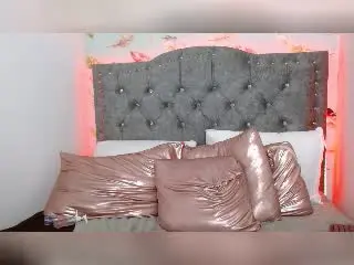 Xlovecam Private Sex Chat of NaomyeLm